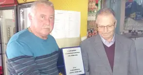 Ветераните в Кулата с грамота за Стоян Попов