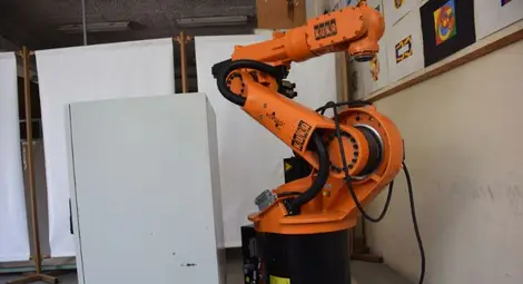 Възпитаник на университета дари ценен робот на бъдещите си колеги