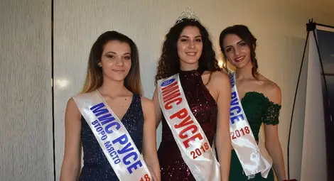 Новата Мис Русе обула високи токчета за първи път в живота си на конкурса