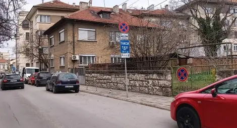 Спирането на резервираните за таксита места струва скъпо, макар че жълти коли не чакат клиенти там от години. Снимка: „Утро“ Спирането на резервираните за таксита места струва скъпо, макар че жълти коли не чакат клиенти там от години. Снимка: „Утро“