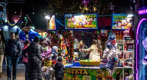 Коледно-новогодишният фестивал на Община Русе обещава много музика, забавления и топлина в празничните дни Коледно-новогодишният фестивал на Община Русе обещава много музика, забавления и топлина в празничните дни