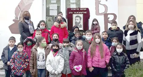 Ученици от Ценово поднесоха  венец пред портрета на Ботев