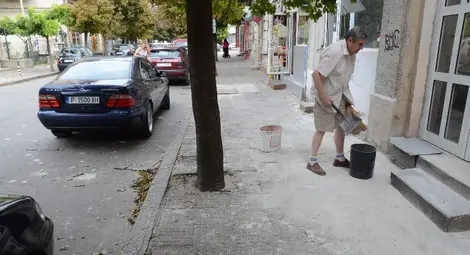 Полетял от фасада каменен къс удари жена в центъра