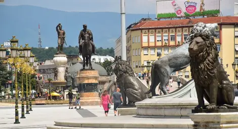 Скопие днес - много бутафория и кич в опит да се оправдаят митовете за древните македонски народ, език и култура.