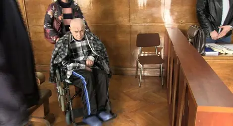 Подсъдимият Джелял Юсеинов беше докаран в съдебната зала на инвалидна количка. 		   Снимка: Русе Медиа
