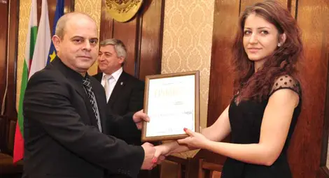 Цветелина Венелинова от Русенския университет и Боряна Ралчева от варненския Медицински университет с наградата "Студент на годината"