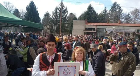 Кметът Пламен Пенков показва грамотата за балканския рекорд.