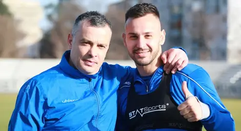 Новият капитан със старши треньора Людмил Киров. Снимка: ФК &bdquo;Дунав&ldquo;