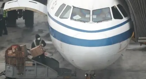 Терор в небето: Въоръжен до зъби атентатор отвлече либийски самолет! Терор в небето: Въоръжен до зъби атентатор отвлече либийски самолет!