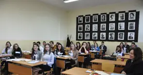 „Чорбаджийка“ и „ратаи“ си смениха местата в Английската за Димитровден