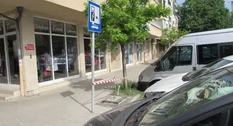 Монтирането на паркоматите тръгна от площада пред &bdquo;Св. Троица&ldquo;