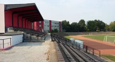 Фенове на &bdquo;Мартен&ldquo; нахлуха на терена и мятаха бутилки в баража срещу Батин