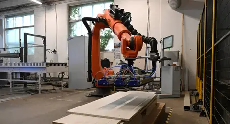 В момента тече инсталацията на нов робот, който да зарежда детайли на две пробивни машини.