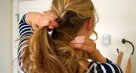 Спрете главоболието и кръвотечението от носа като дръпнете косата на тила си