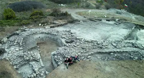 Археолози подновяват работа по калето с най-широката крепостна стена в България Археолози подновяват работа по калето с най-широката крепостна стена в България