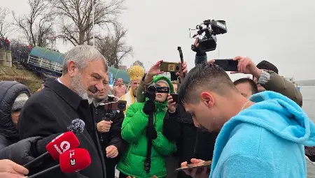 Рекордьорът на Гинес Теодор Цветков отново извади кръста&nbsp;на Богоявление в Русе