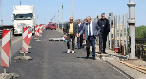 Предприемат се допълнителни мерки за облекчаване на трафика през Дунав мост при Русе заради очакван интензивен трафик през следващите дни Предприемат се допълнителни мерки за облекчаване на трафика през Дунав мост при Русе заради очакван интензивен трафик през следващите дни