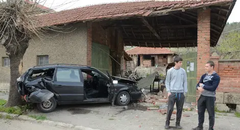 Ученик без книжка свали портата на къща в Николово