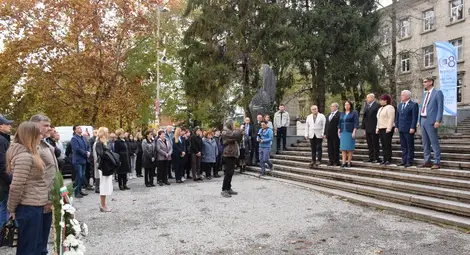 Празникът за 80-годишнината на Русенския университет започна с поднасяне на венец на паметника на Ангел Кънчев пред ректората