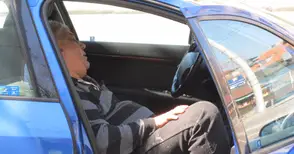 Полицаи дебнат шест часа пиян шофьор да се наспи на кръстовище