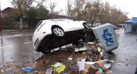 19-годишен шофьор се качи на контейнер за смет с колата си