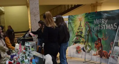 Студентите от клуб "Палитра" към Русенския университет откриха 12-ия си благотворителен коледен базар