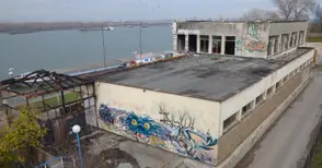 Събарят бившата  гребна база на кея