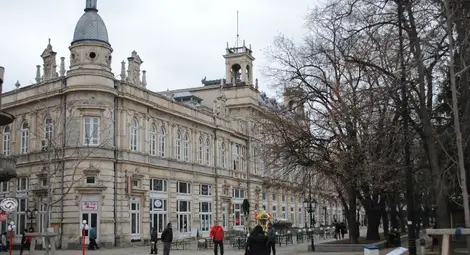 Ремонтират с условие покрива и фасадите на Доходното здание Ремонтират с условие покрива и фасадите на Доходното здание