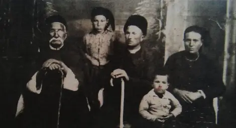 Основоположникът на рода Иван Найденов със семейството на сина си Тодор (сн. от 1930 г.)