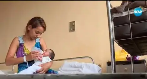 16-годишна роди в такси 