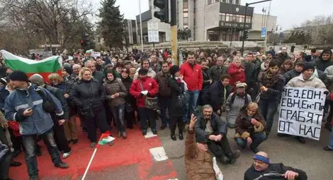 Във Варна легнаха на пътя и си запалиха сметките за ток /галерия/