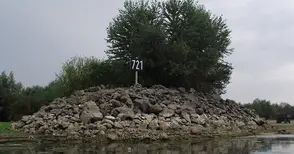 Три кораба монтират новите знаци за плавателния път по Дунав