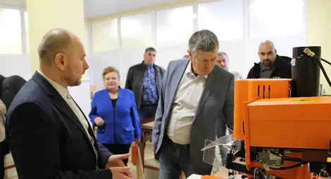 Световна компания за мебелен обков откри учебно-демонстрационен център в Гимназията по дървообработване в Русе Световна компания за мебелен обков откри учебно-демонстрационен център в Гимназията по дървообработване в Русе