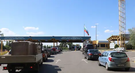 Над 6000 леки автомобила са излезли от България  през Дунав мост при Русе за последните 24 часа