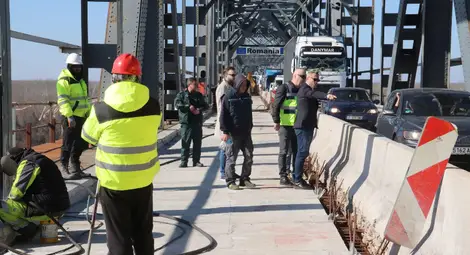 По искане на областния управител на Русе Орлин Пенков започва спешен ремонт на асфалтовата настилка по Дунав мост&nbsp;в последния участък на съоръжението&nbsp;