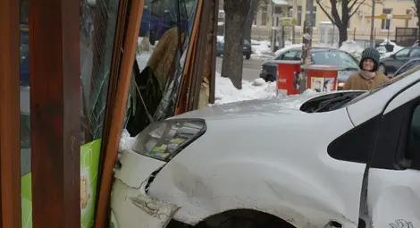 Фирменото пежо потроши витрината на бар &bdquo;Михаела&ldquo; след удар с рено на кръстовището &bdquo;Борисова&ldquo; - &bdquo;Скобелев&ldquo;. 						    Снимка:Бисер ТОДОРОВ