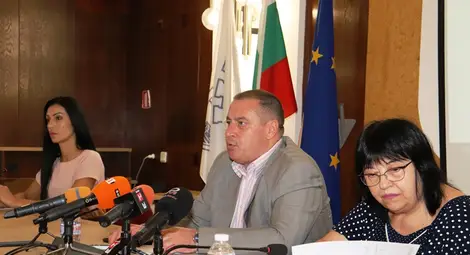 Областният управител Борислав Българинов и и.д. директорът на РЗИ д-р Искра Генева съобщиха решенията на Областния оперативен щаб за борба с Ковид-19.                             Снимка: ОА