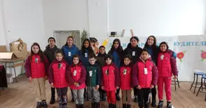 Фирма дари топли якета и обувки на 57 деца от социално слаби семейства в община Ценово