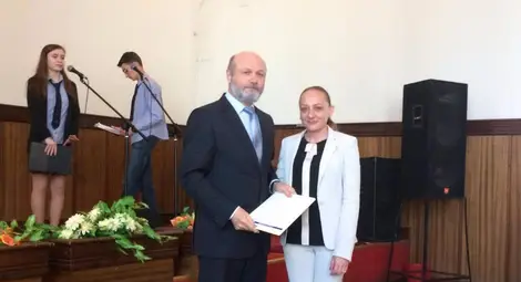 Наталия Кръстева връчи поздравителен адрес на Митко Кунчев.                         Снимка МГ