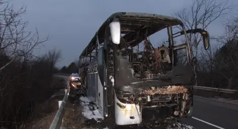 Резервоар с един тон гориво спасен от взрив при пожар на турски автобус до Бял