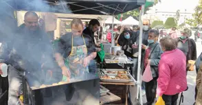 Стотици русенци хапнаха  пържена риба на площада