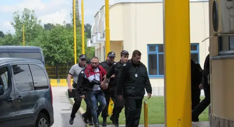 Тарторът на заловената в Румъния шестчленна измамна група Бобито първи влезе при граничните служители на Дунав мост, за да му снемат самоличността. Тарторът на заловената в Румъния шестчленна измамна група Бобито първи влезе при граничните служители на Дунав мост, за да му снемат самоличността.