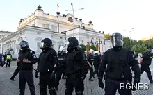 Протестиращи пред НС блъскат загражденията