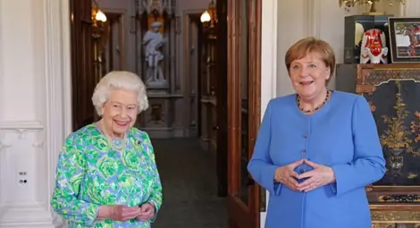 Меркел върна усмивката на лицето на кралица Елизабет Втора