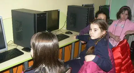 Студентка обучава малки програмисти в русенската библиотека