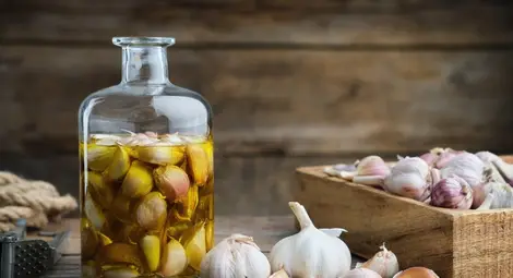 Чесънът посинява, защото е китайски, домашното вино е най-хубаво и още митове на трапезата