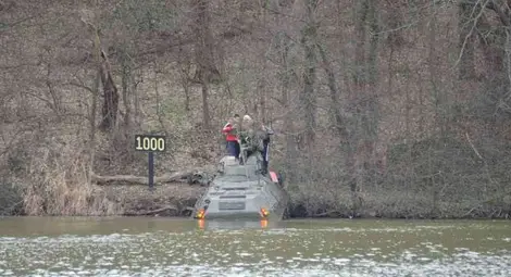 Военни спасяваха бедстващи хора на остров в професионална демонстрация