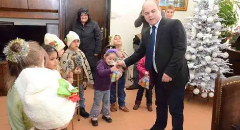 Коледарчета от "Надежда" запяха в Общината /галерия/