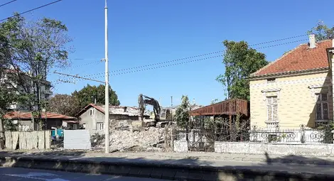 Символ на незаконното строителство съборен след многогодишна сага