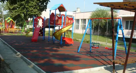 Сливо поле обнови 12 детски площадки с държавни пари